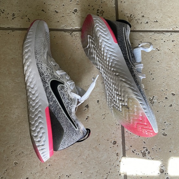 Nike Women’s Epic React Flyknit Size 9 - Picture 6 of 8